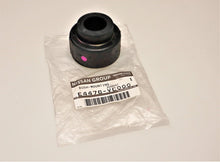 Load image into Gallery viewer, Genuine Nissan Patrol Gq Gu Radius Arm Bush
